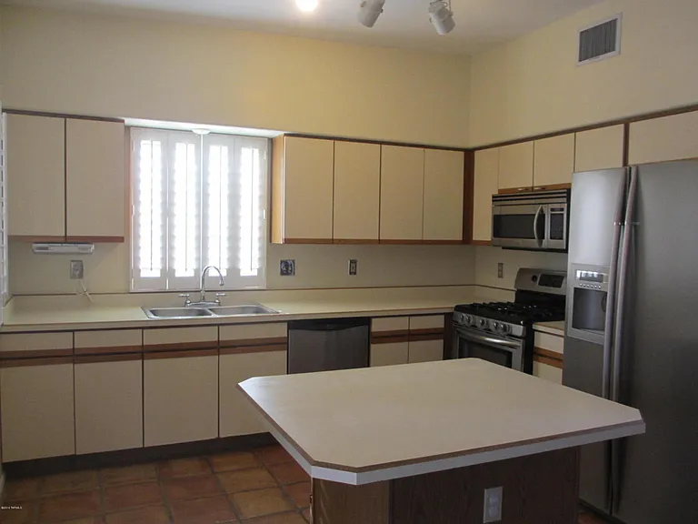 3777 N Camino Leamaria — Photo 4