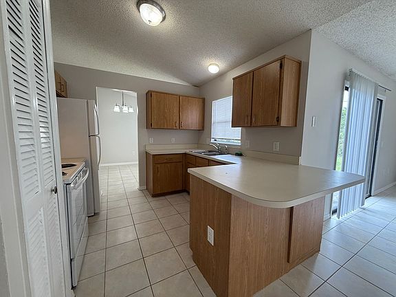 4th image of 2396 Ainsworth Ave