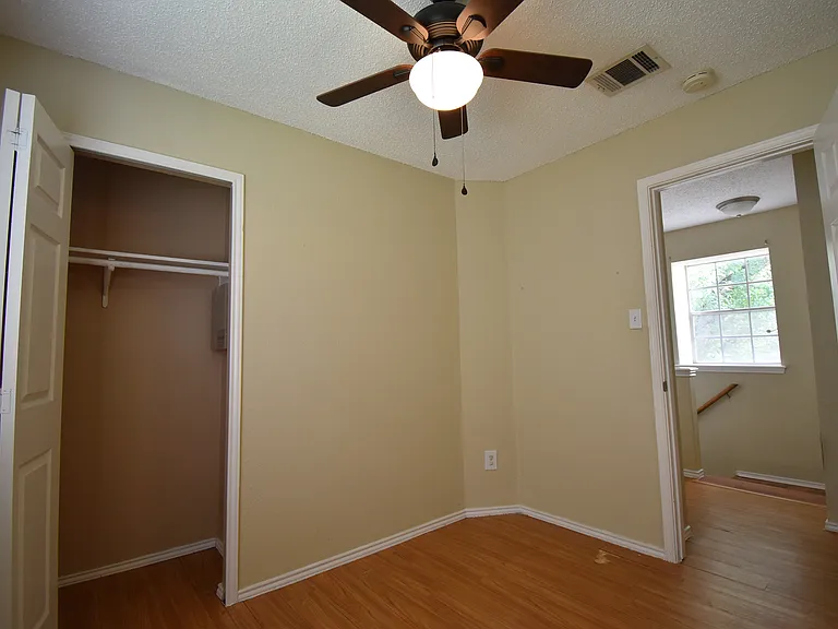 Guest bedroom with a ceiling fan