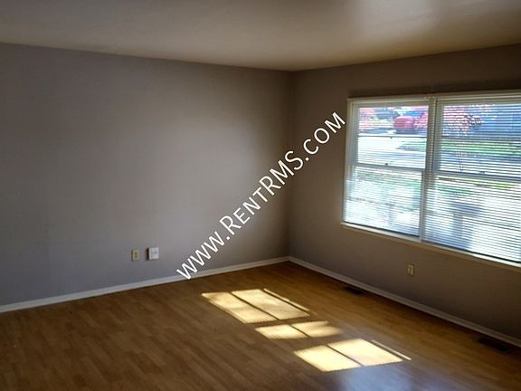 5th image of 3757 SE Truman Ave