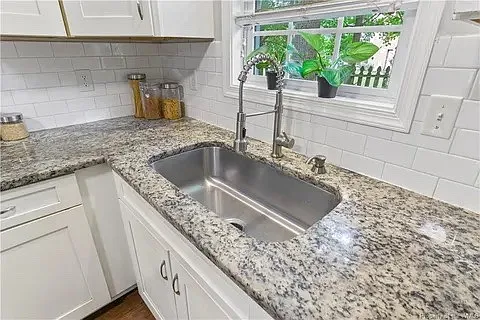 6195 Richmond Rd — Photo 10