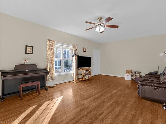 5th image of 3406 Fitzsimmons St