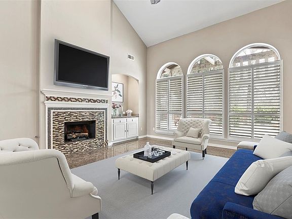 3rd image of 2701 Brookwood Dr
