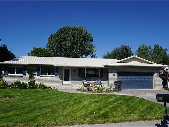 3rd image of 814 Adell Ave