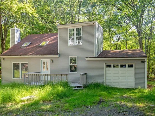 125 Sparrow Loop, Bushkill, PA 18324