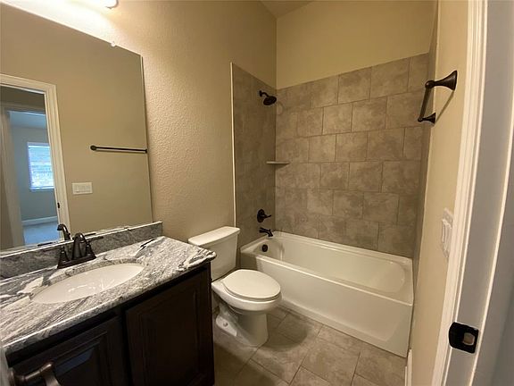 5th image of 5901 Priory Dr