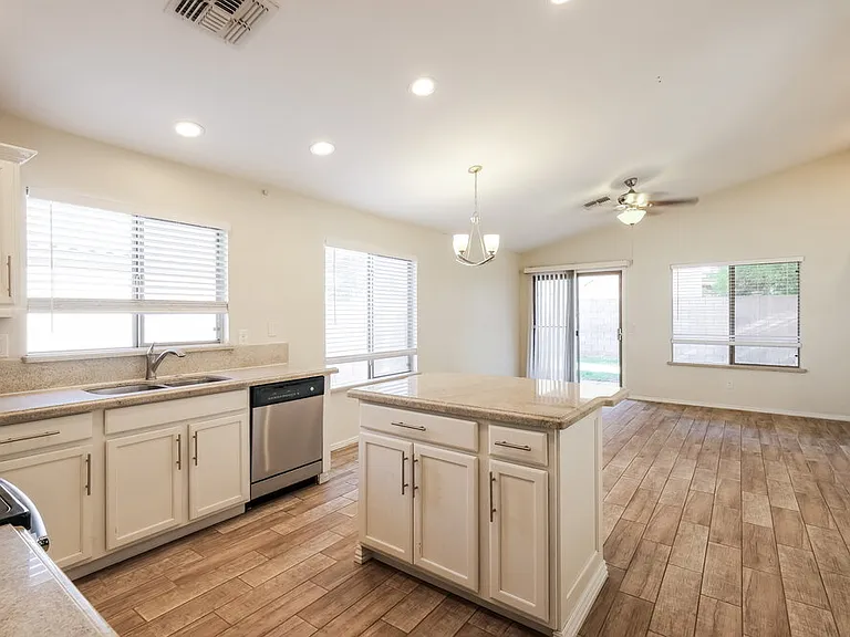 10559 W Amelia Ave — Photo 7