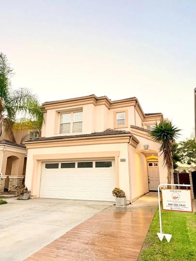Luxury Coastal Living, Beautifully Updated 3-Bedroom Home in Huntington Beach — Photo 1