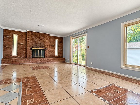 4th image of 563 Sunningdale Dr