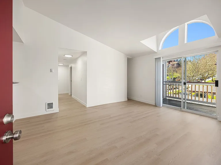 Wellington Place Apartments — Photo 49