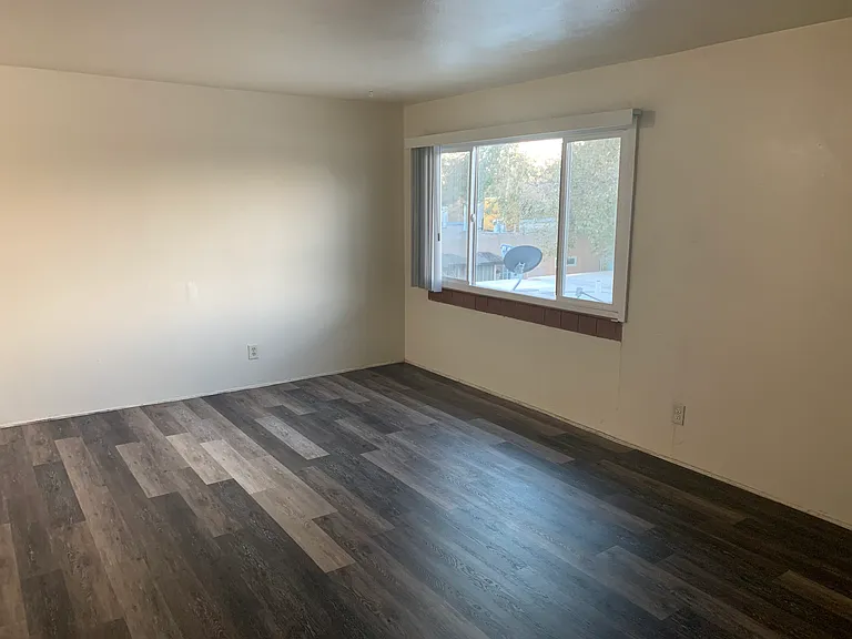 Updated 2 Bedroom in Nob Hill with Garage & Balcony — Photo 24