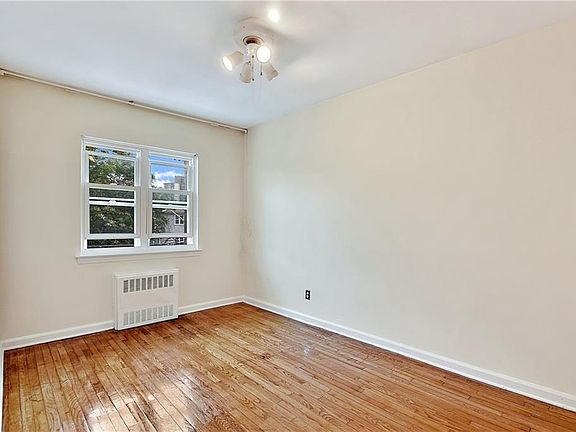 3rd image of 927 E 217th St