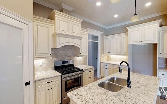 5th image of 631 Lancaster Dr