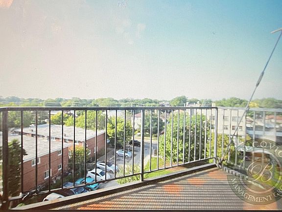 2nd image of 2450 W Howard St #402