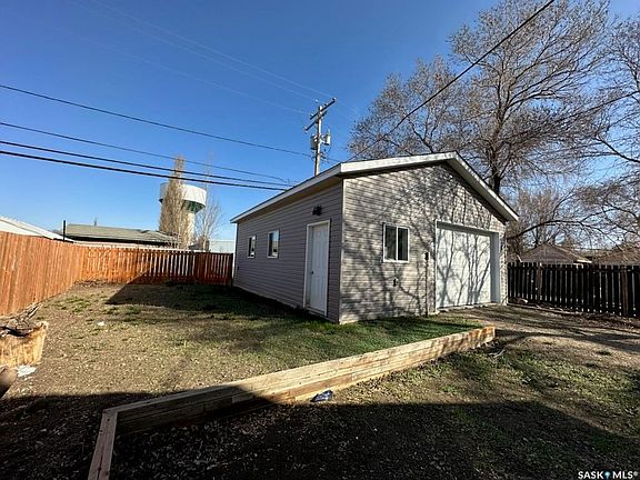 3rd image of 110 7th AVENUE W