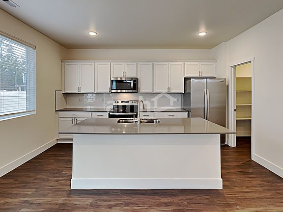 5th image of 731 Dudley St