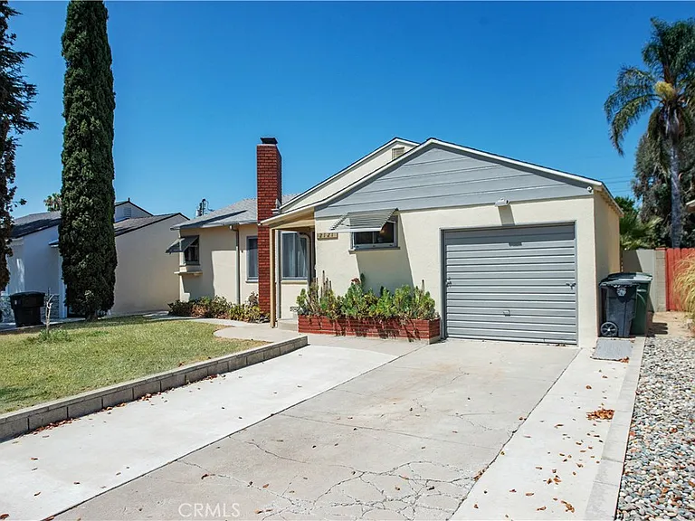 2121 N Screenland Dr — Photo 2