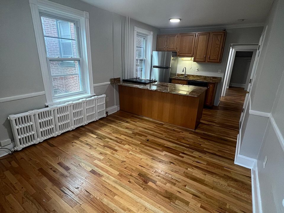 1st image of 1412 N Van Buren St #2