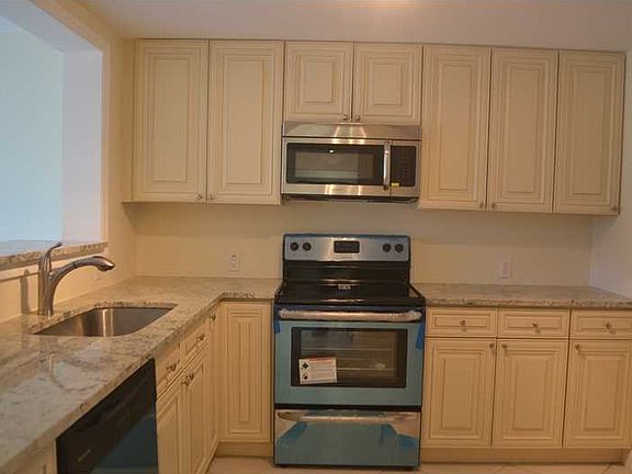 2nd image of 401 NE 14th Ave APT 504