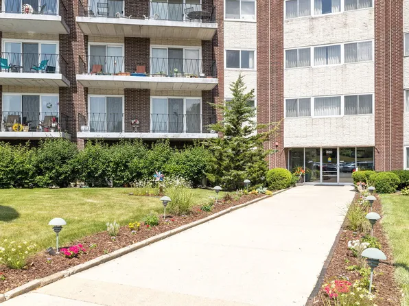 5540 Walnut Ave APT 9A, Downers Grove, IL 60515