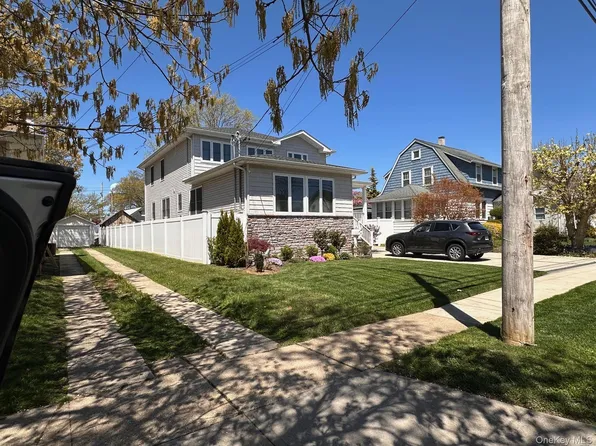 84 Commonwealth Ave, Merrick, NY 11566