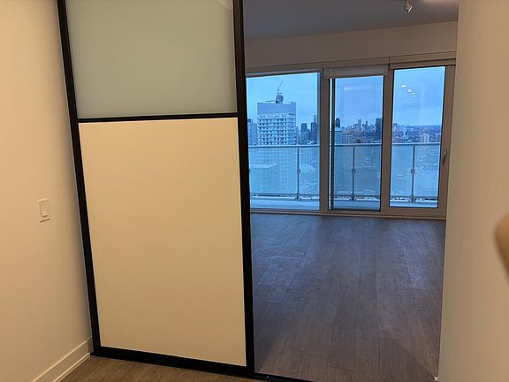 3rd image of 89 Queen St E #5681