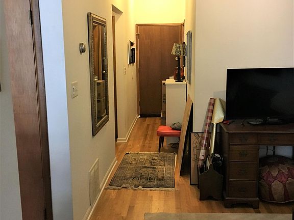 3rd image of 1110 N Hermitage Ave APT 2R