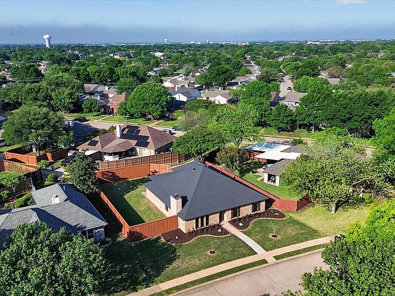2nd image of 1402 Country Ln
