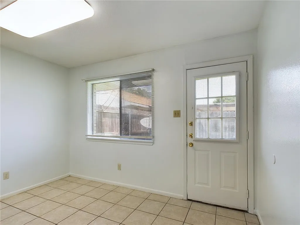 2 bed, 1054 sqft, $1,200 — Photo 4