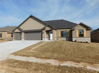 912 E Pinnacle St, Prairie Grove, AR 72753