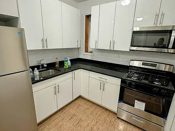 126 E 35th St #1F, Brooklyn, NY 11203