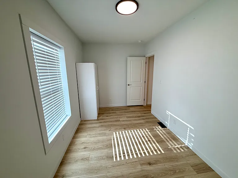 317 W 8th St #25 — Photo 35