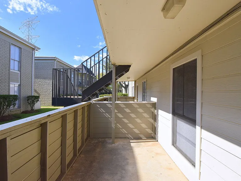 Northlake Manor Apartments — Photo 8