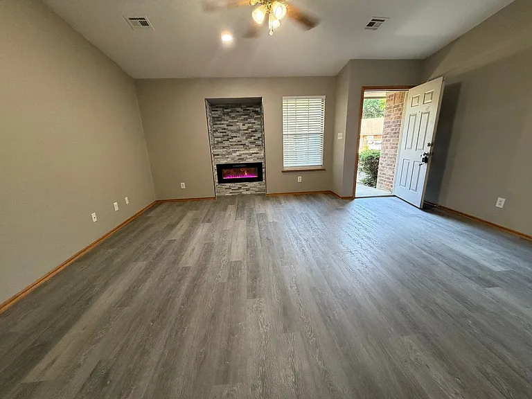 824-930 Railhead Dr — Photo 40