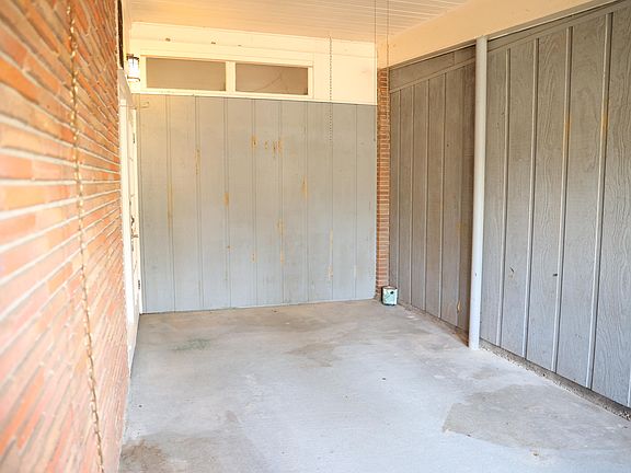 3rd image of 907 Maple Ave