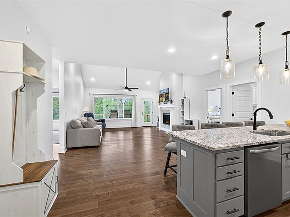 3rd image of 14 Bradford Dr