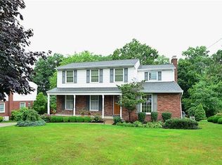 215 Essex Knoll Dr, Coraopolis, PA