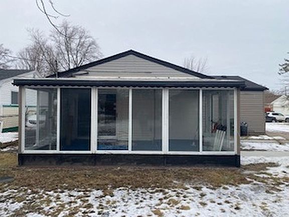 Sunroom, enclosed back porch