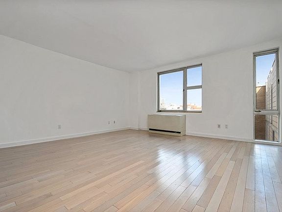 4th image of 250 Bedford Ave #129201