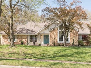 2063 Country Field Dr, Chesterfield, MO
