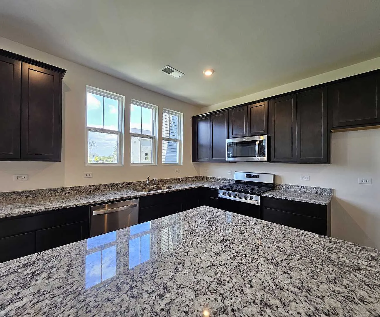 3 bed, 2.5 bath, 1990 sqft, $3,250 — Photo 4