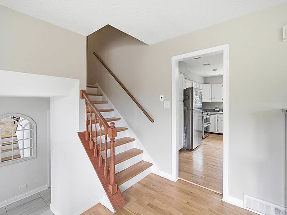 3rd image of 219 W Appletree Ln