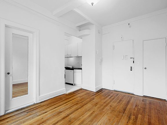 3rd image of 19 W 69th St APT 202