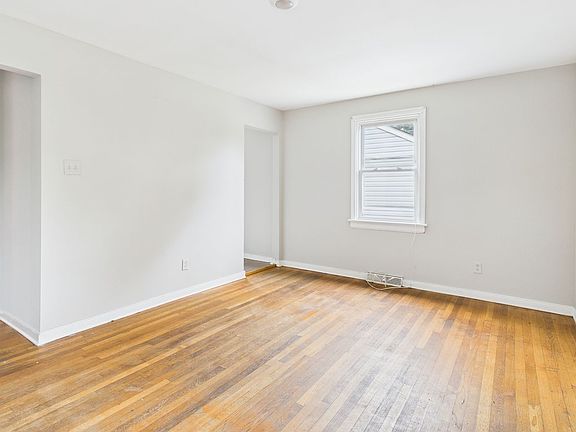 4th image of 4707 Castlewood Rd