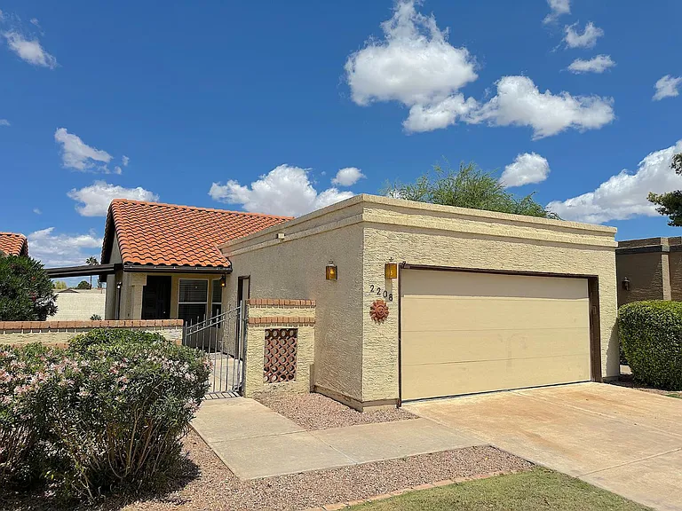 2208 E Farmdale Ave — Photo 1
