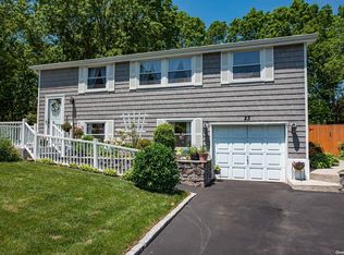 23 Mayflower Ln, East Setauket, NY 11733