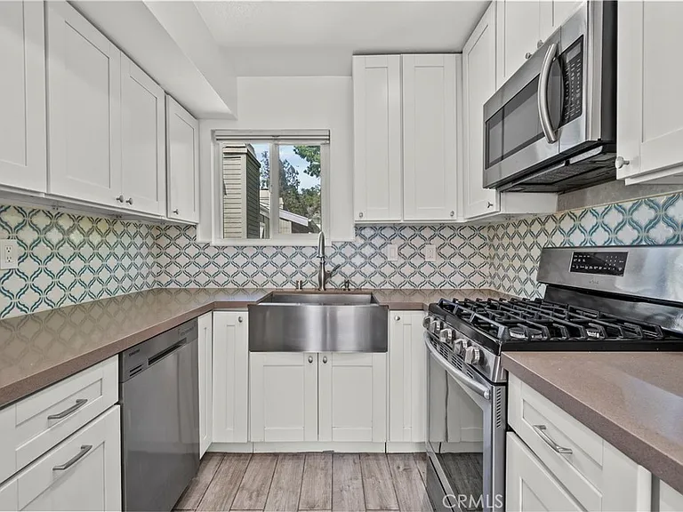 22117 Burbank Blvd #5 — Photo 15