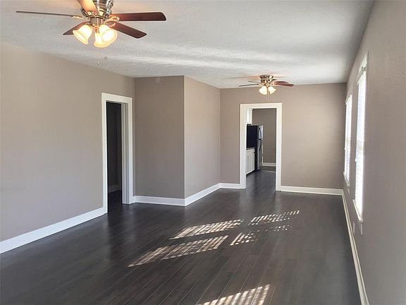 As you walk in the home it offers a large living area with laminate flooring, ceiling fans and blinds throughout.