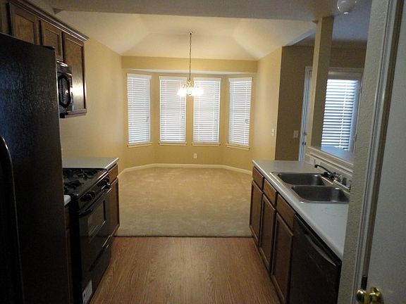 4th image of 915 Sonny Dr