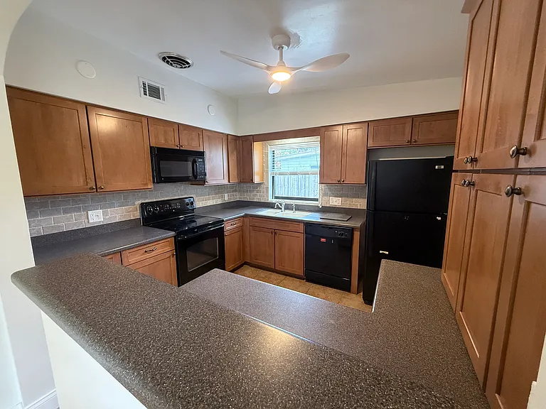 1324 Catalpa Ln — Photo 11